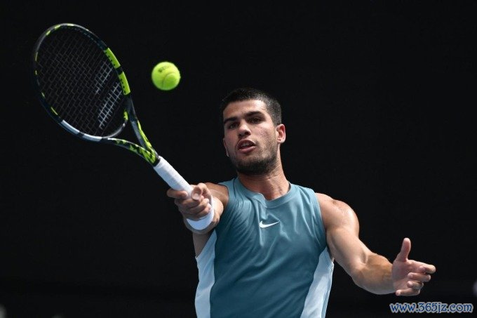 Alcaraz trong trận gặp Jack Draper， ở vòng bốn Australia Mở rộng hôm 19/1 trên sân Rod Laver， Melbourne. Ảnh: ATP