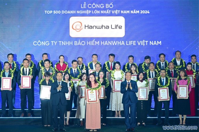 Chú thích ảnh: Giám đốc Marketing Hanwha Life Việt Nam Trương Thị Vân Anh nhận chứng nhận Top 500 doanh nghiệp lớn nhất Việt Nam 2024. Ảnh: