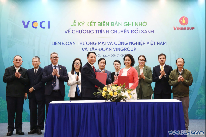 Bà Lê Thị Thu Thủy - Phó chủ tịch Tập đoàn Vingroup (hàng đầu, bên phải) và ông Nguyễn Quang Vinh - Phó chủ tịch VCCI, cùng đại diện hai bên tại lễ kí kết. Ảnh: Vingroup