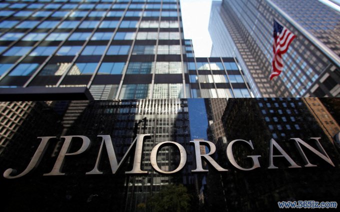 Một biển báo bên ngoài trụ sở JP Morgan Chase & Co tại New York， 19/9/2013. Ảnh: Reuters